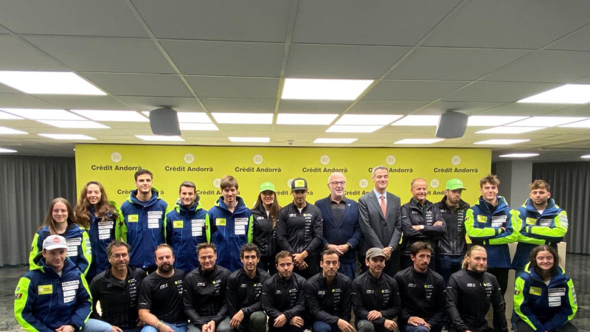 Els equips de la FAE a la presentació de la temporada ahir a la seu de Crèdit Andorrà.