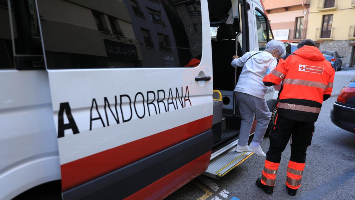 Una dona baixant d'una ambulància.