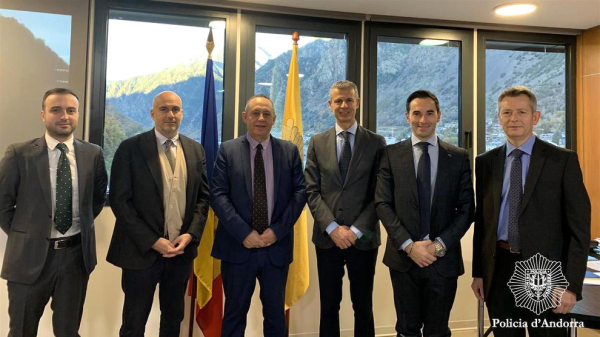 Visita de la policia italiana.