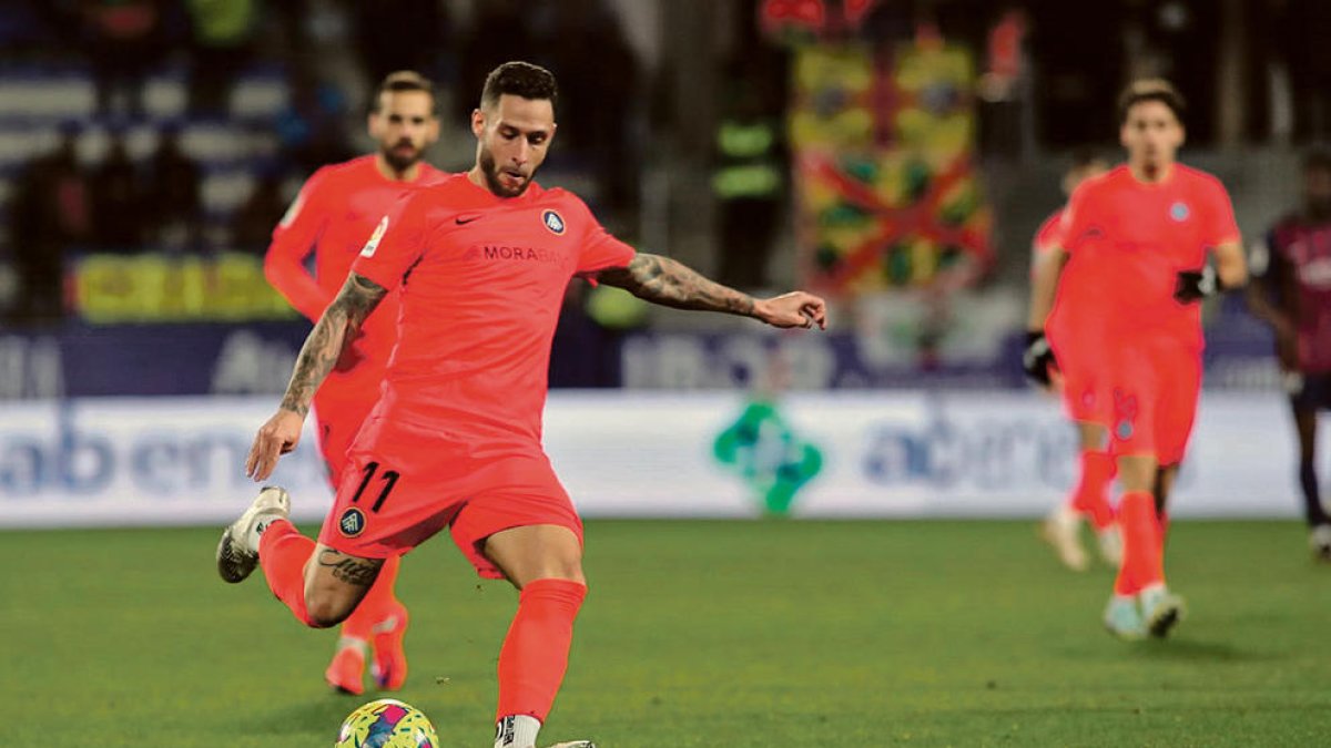 Marc Fernández, en una acció del partit.