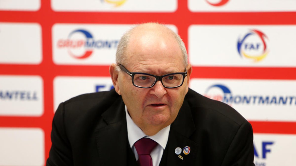 L'expresident de la FAF Victor Santos, en una junta general de la federació.