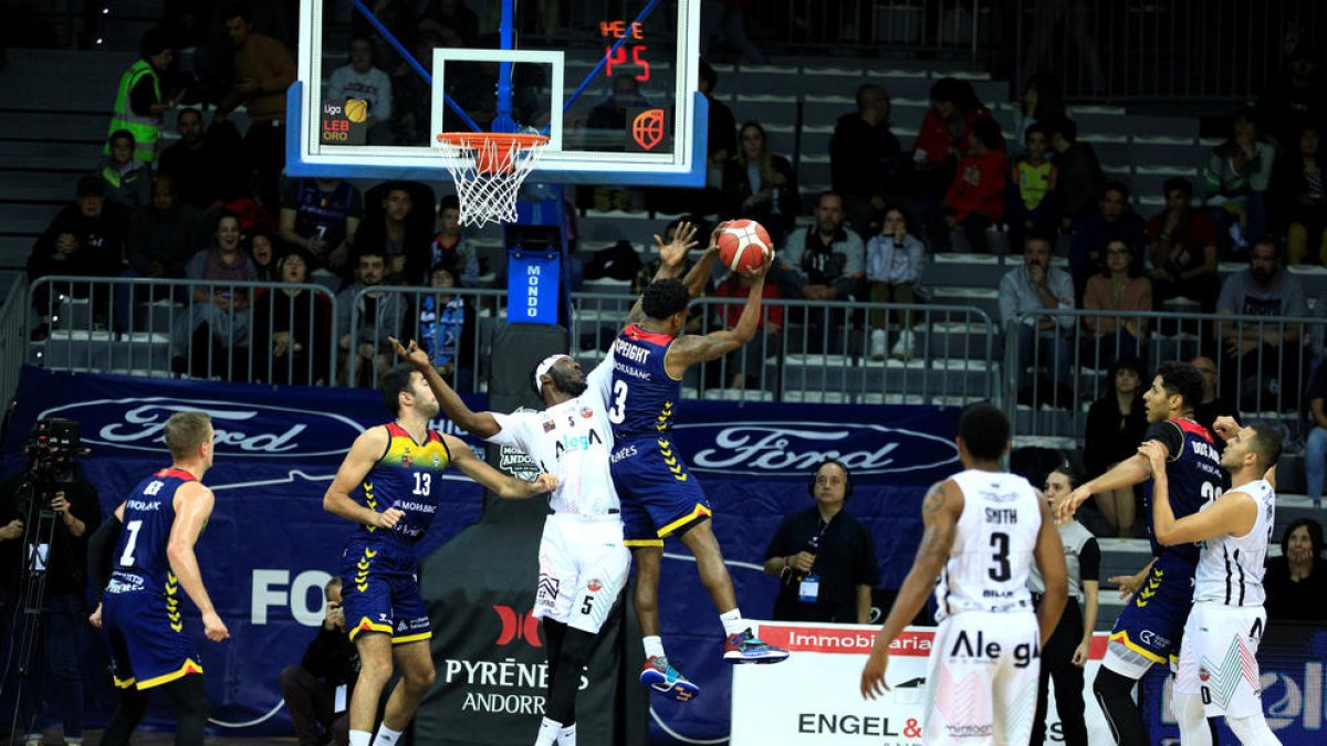 Micah Speight capturant un rebot al duel contra el Cantàbria al Poliesportiu.