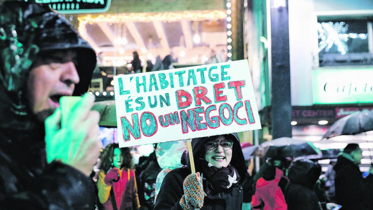 Algunes pancartes van fer referència a les dificultats d'accedir a un habitatge.