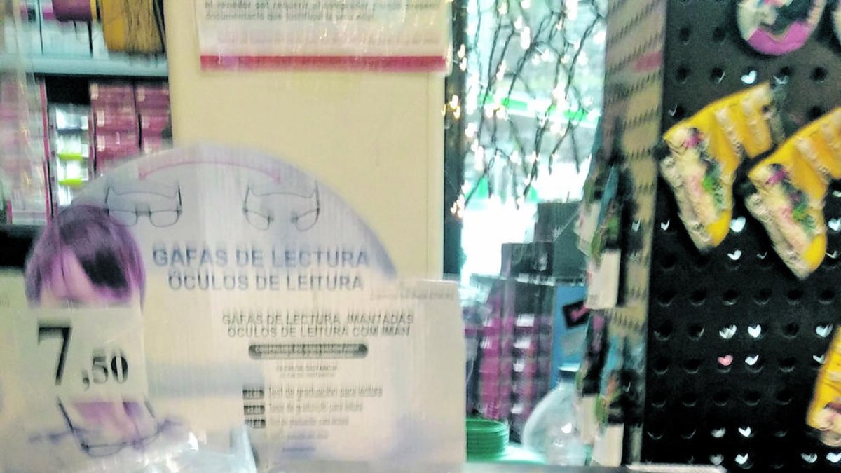 Un 'pack' de dues ampolles en una gasolinera, ahir.