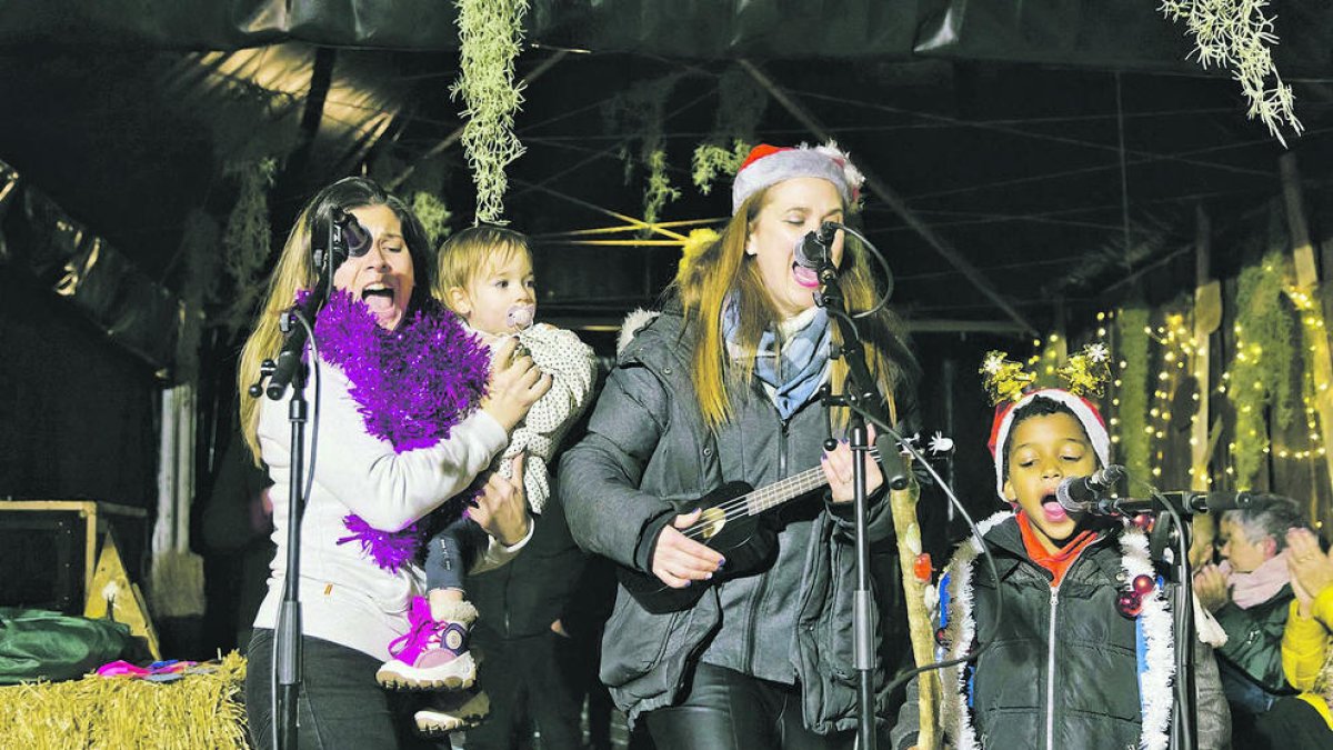Un dels grups participants en el karaoke.