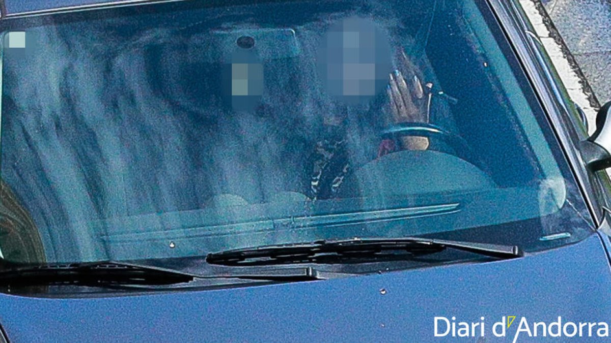 Una conductora amb el mòbil al volant