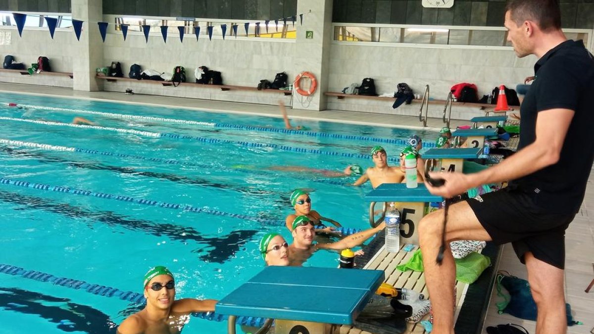 Entrenament de Les Dauphins du TOEC, provinent de França