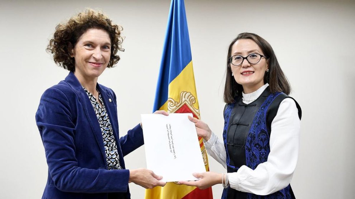 Maria Ubach amb l'ambaixadora de Mongòlia