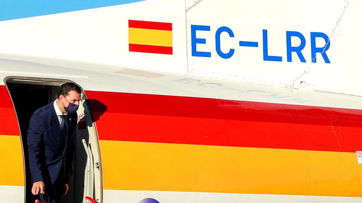 El ministre Jordi Gallardo en el vol inaugural a Madrid.