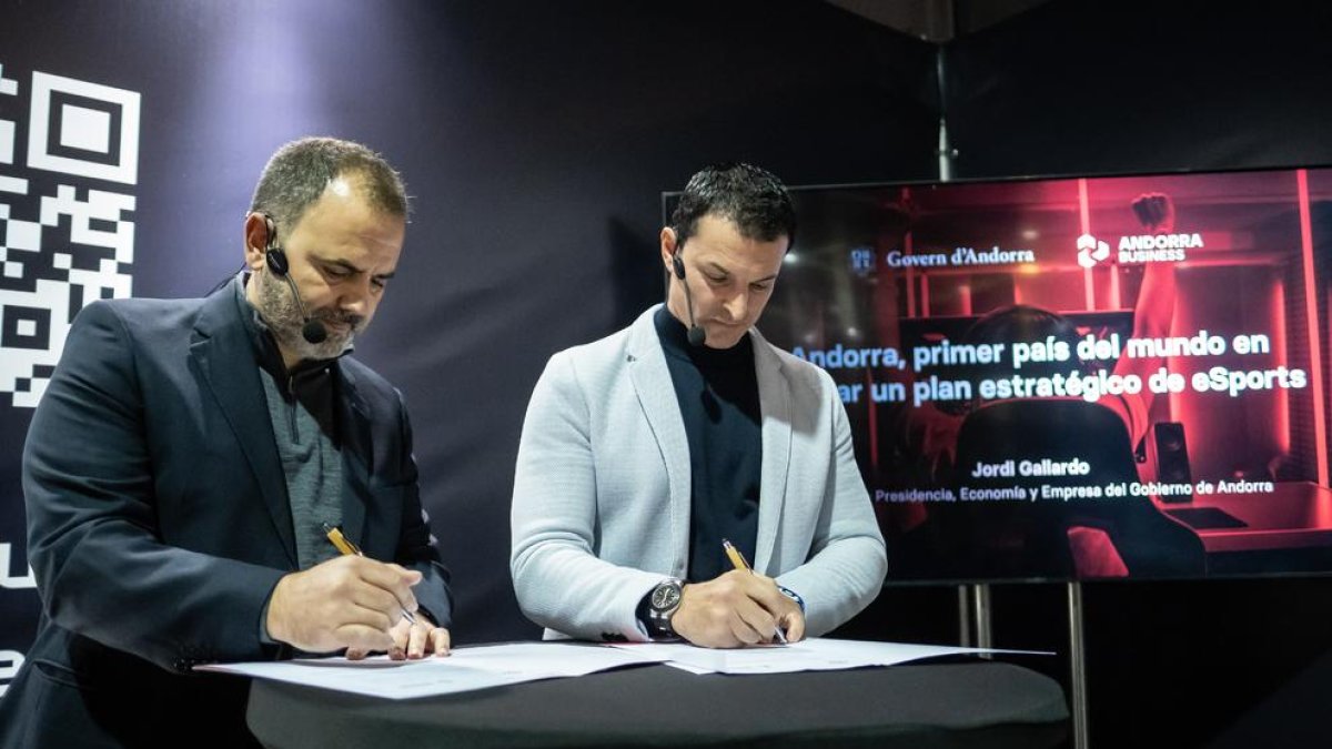 Signatura de l'acord del ministre Gallardo amb el de CEO Encom, Arturo Castelló