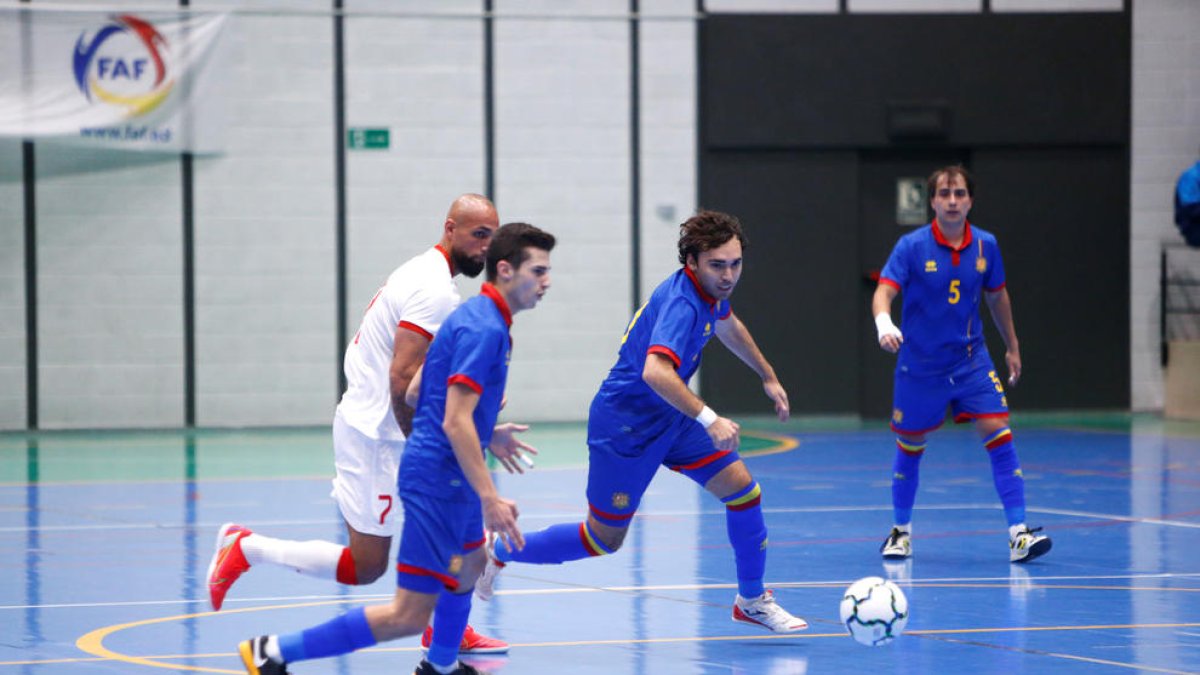 Un instant del partit celebrat als Serradells.