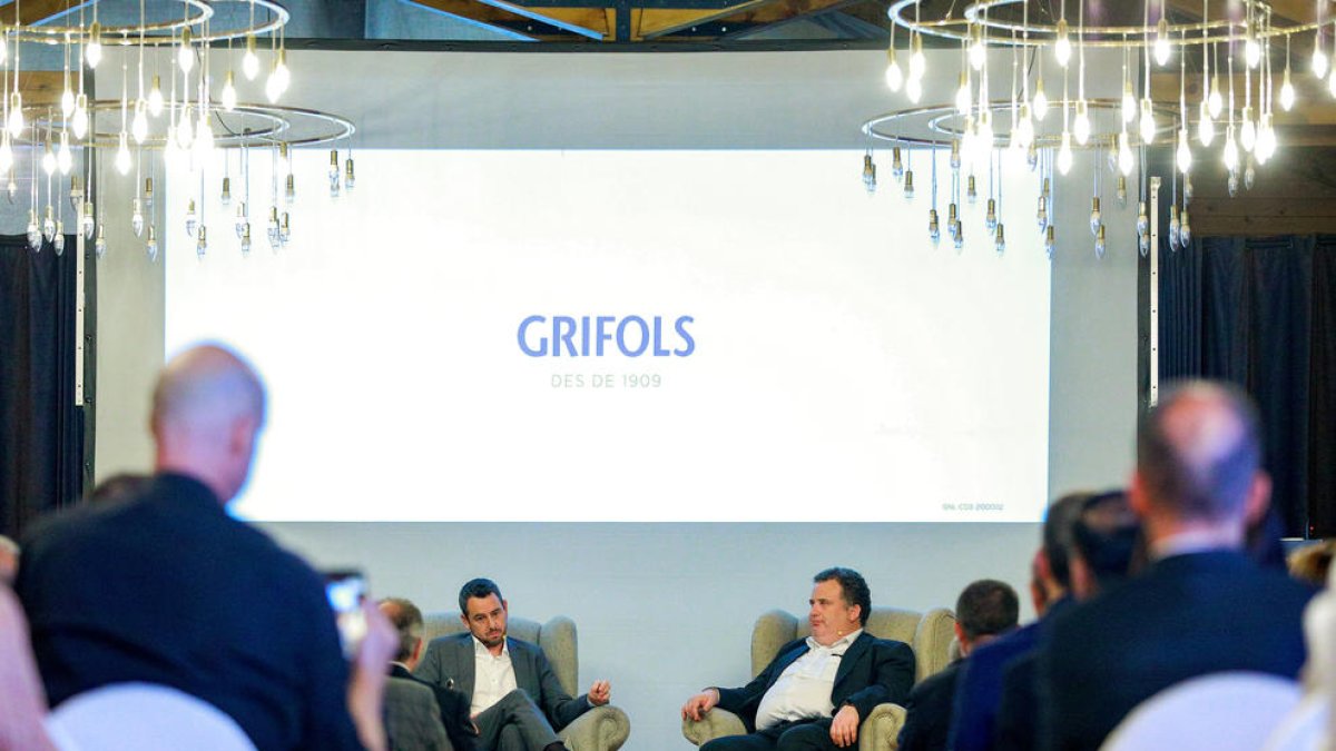 Els responsables de Grifols durant una conferència per presentar el projecte al país.