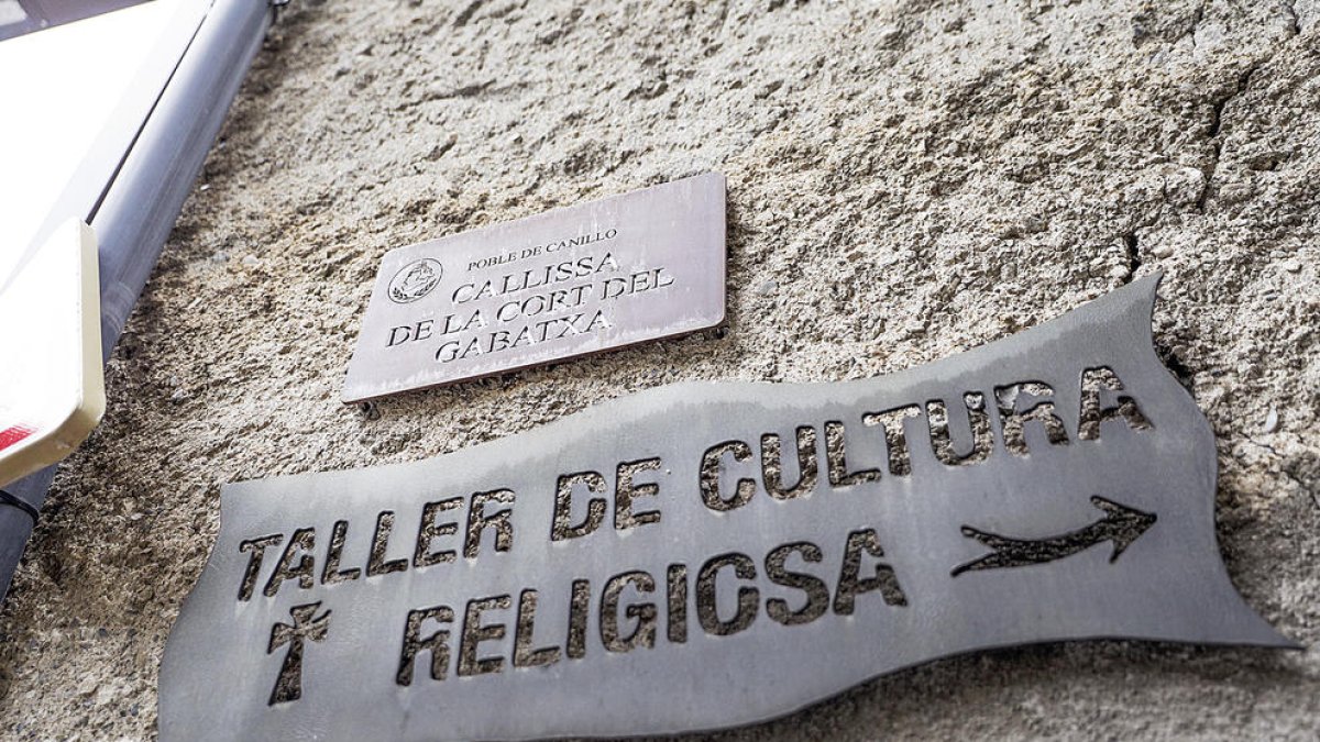 La placa que es va decidir posar era la tradicional d'acer Corten.