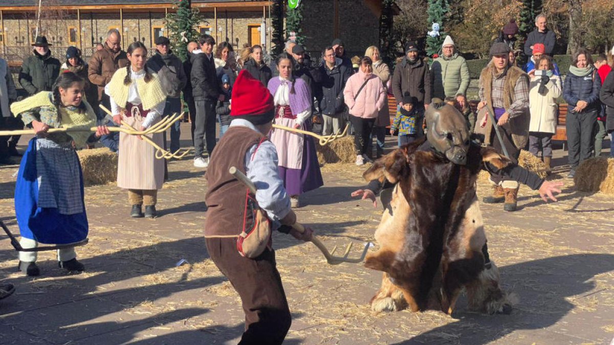 Un moment de la representació de 'L'última ossa d'Ordino', ahir al migdia.