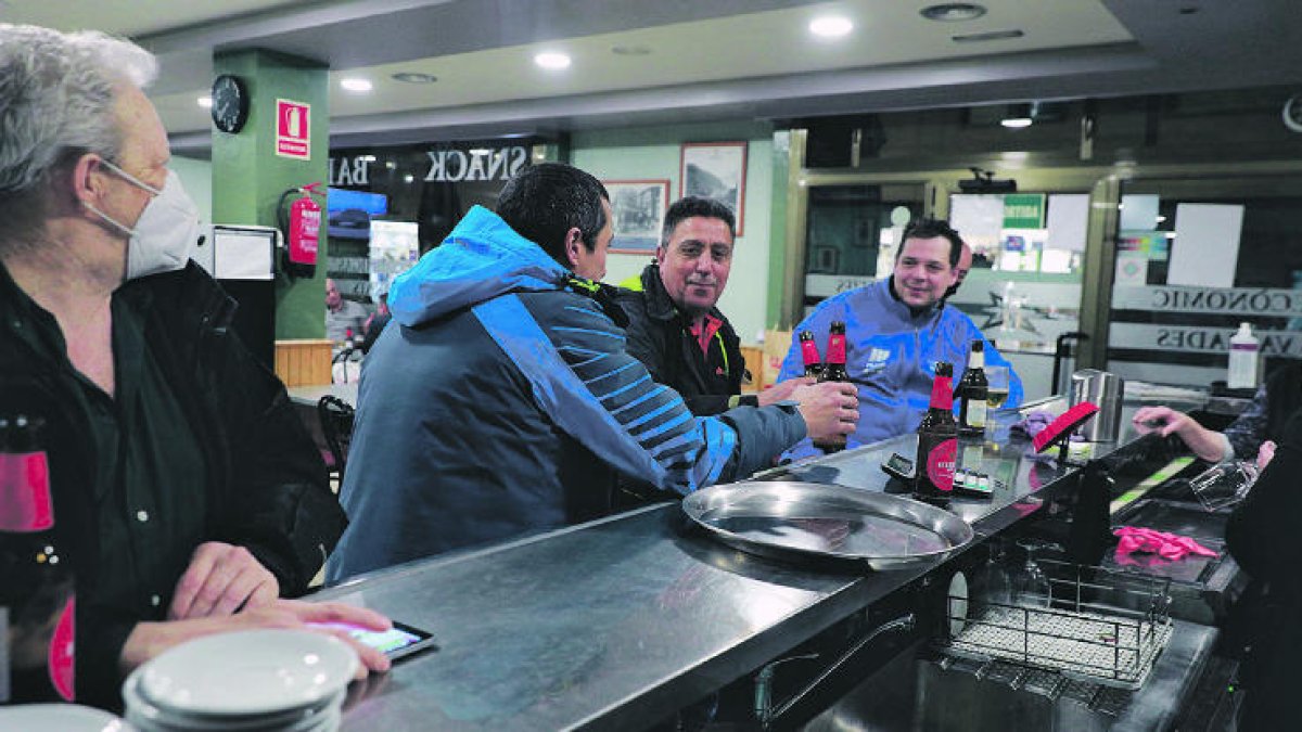 Els clients d'un bar de la capital.