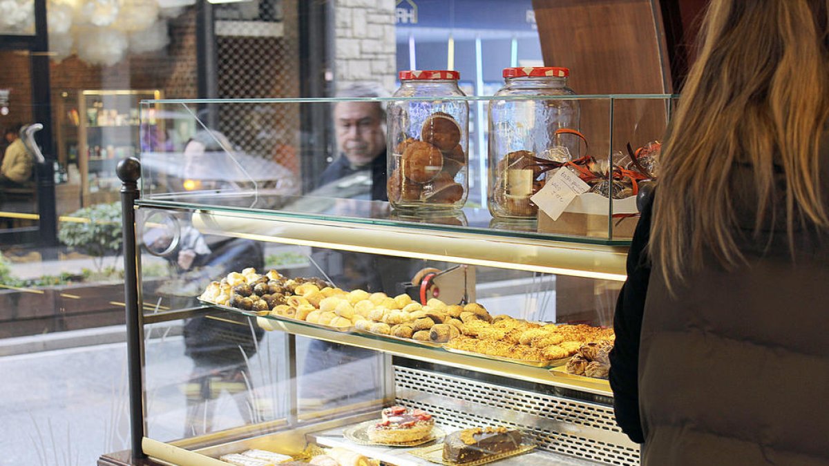 Panellets de tota mena en un establiment d'Andorra la Vella.