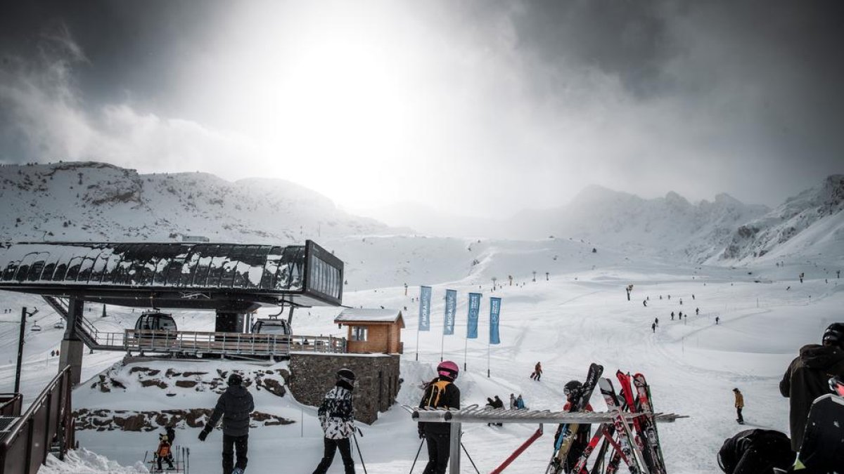 Esquiadors a les pistes d'Ordino Arcalís