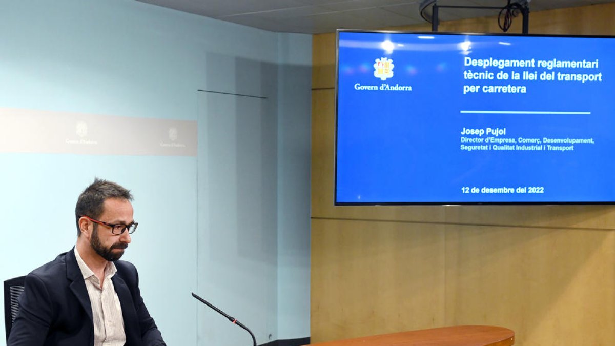 El director d'Empresa, Comerç, Desenvolupament, Seguretat i Qualitat Industrial i Transport, Josep Pujol, explicant el desplegament reglamentari tècnic de la Llei del transport per carretera