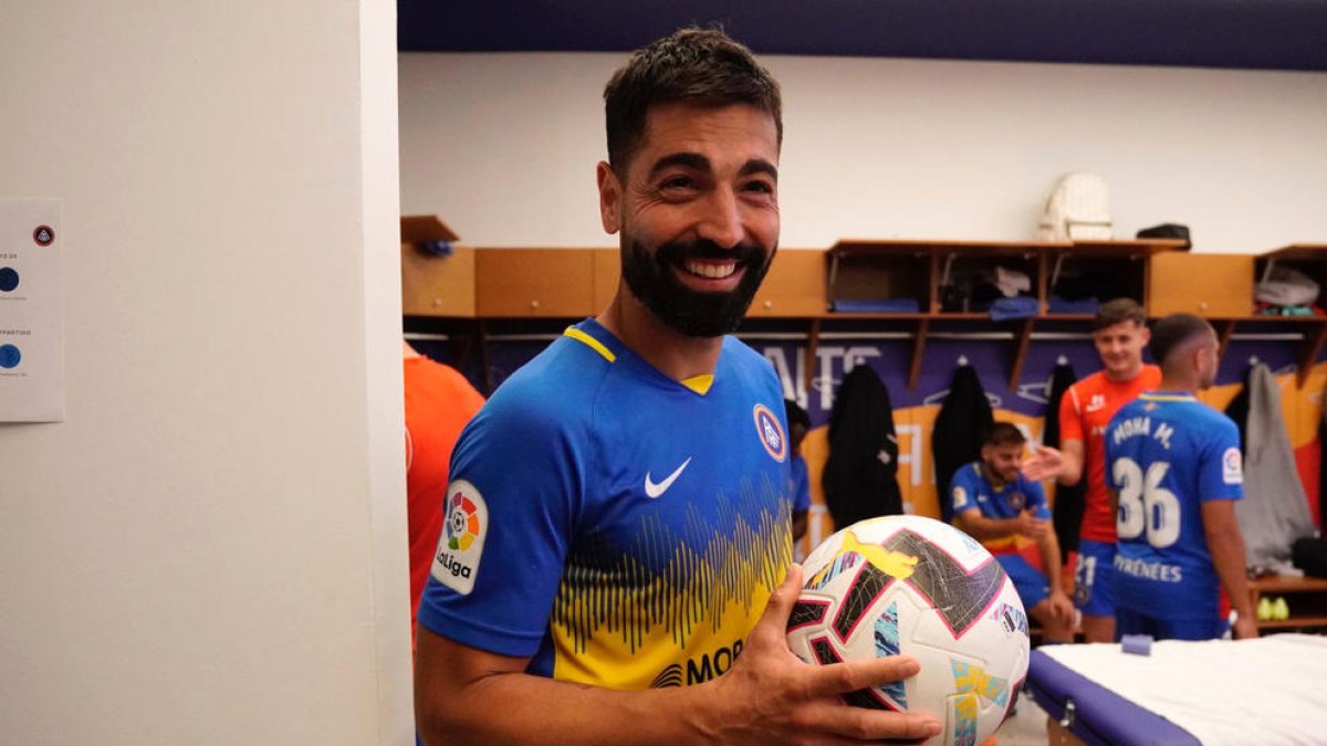 Carlos Martínez, amb la pilota del partit, al vestidor de l'FC Andorra.