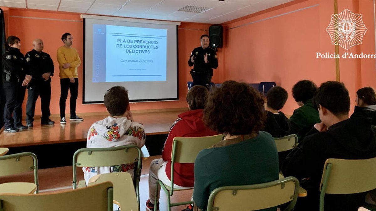 Xerrades de la policia a alumnes de secundària