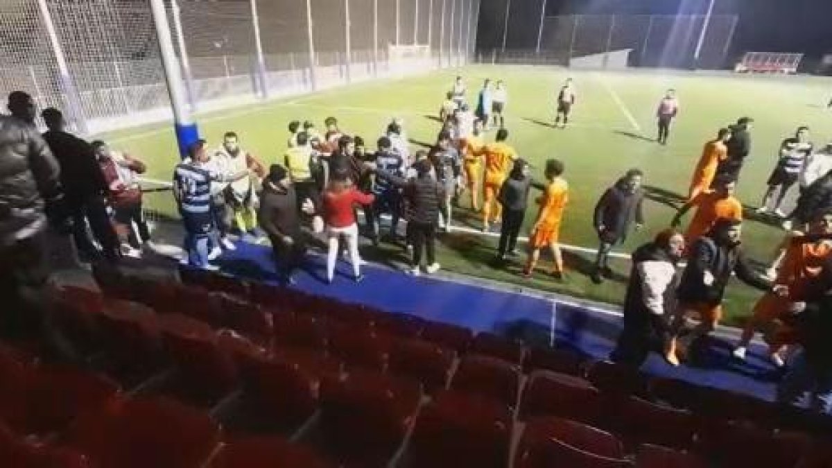 Els aficionats i jugadors van protagonitzar una tensa escena