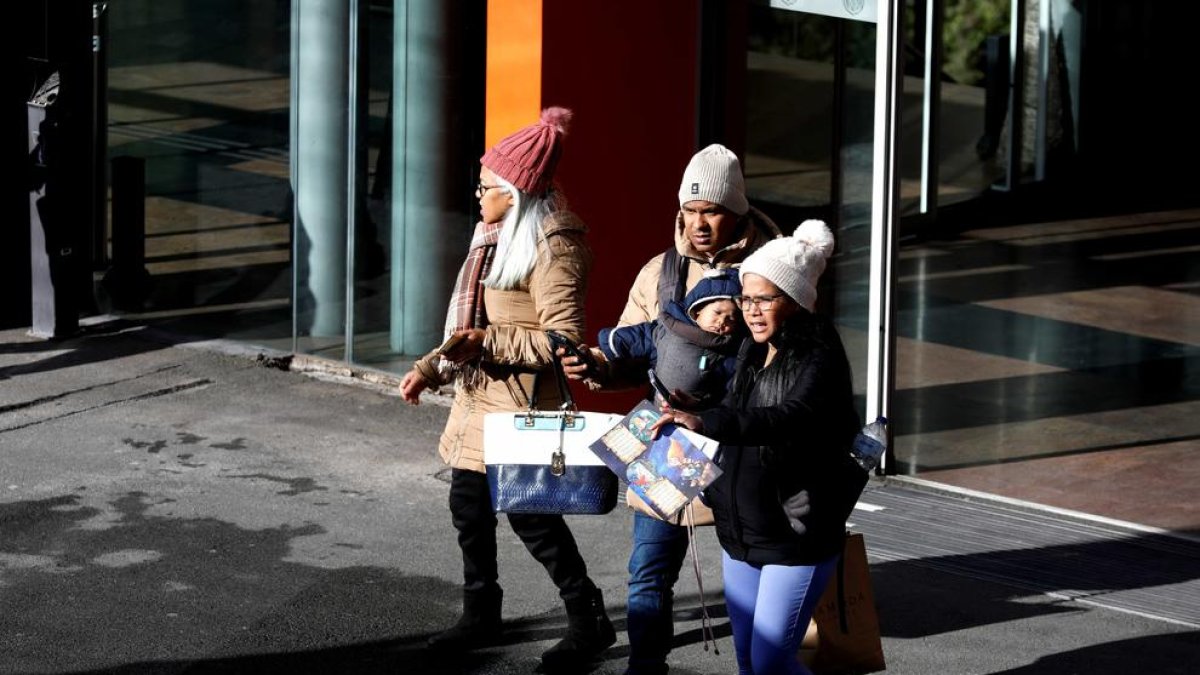 Turistes amb bosses a la capital