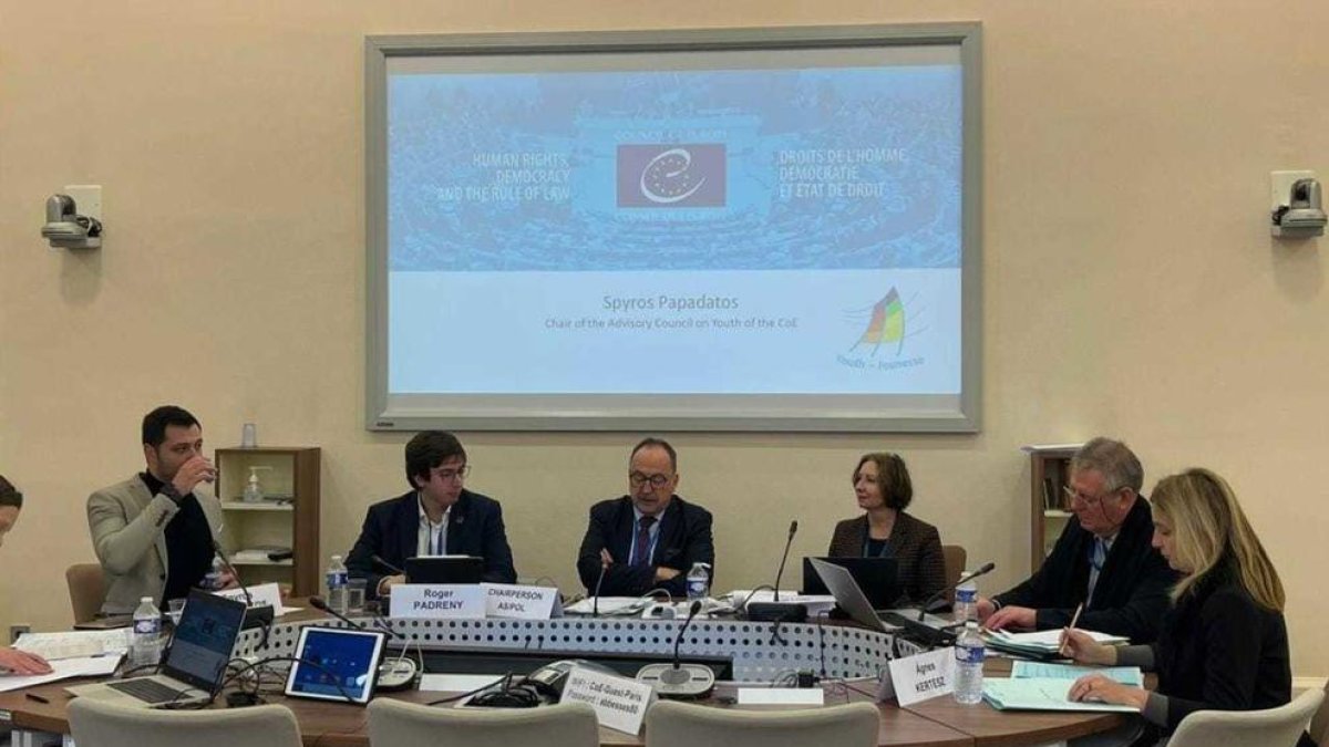 Padreny exposant al Consell d'Europa