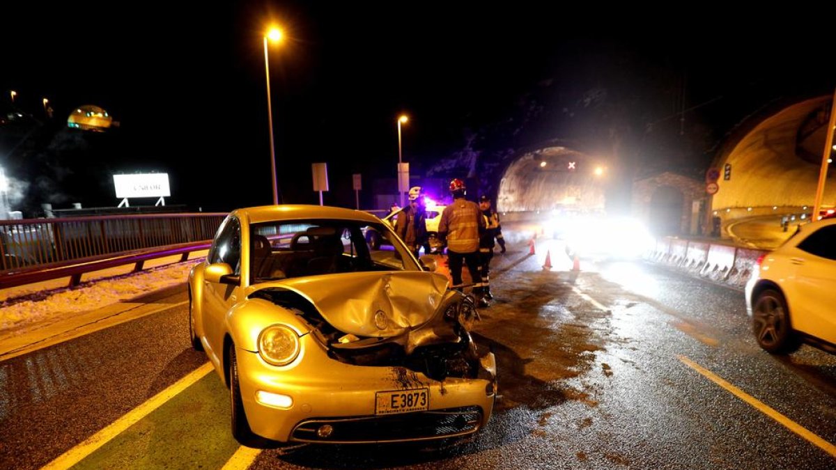 Un cotxe malmès en l'accident múltiple al túnel de Sant Antoni