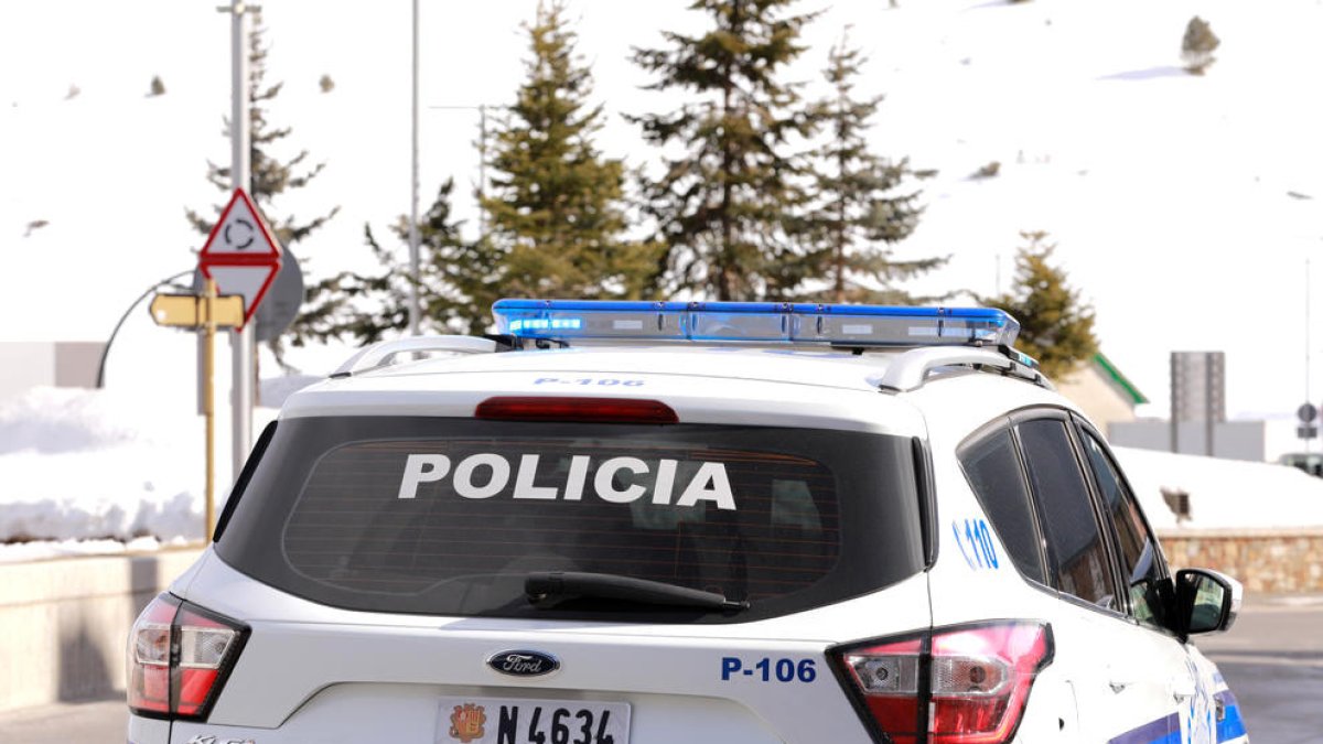Un cotxe de la policia al Pas de la Casa.
