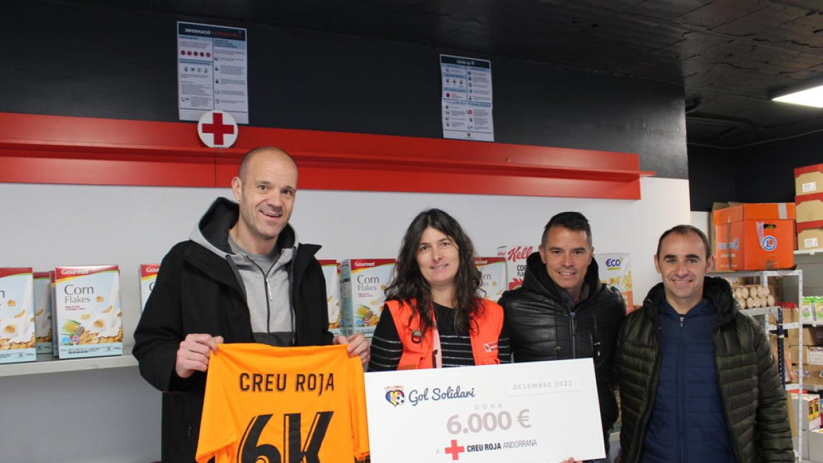 Entrega del xec solidari de Gol Solidari a la Creu Roja