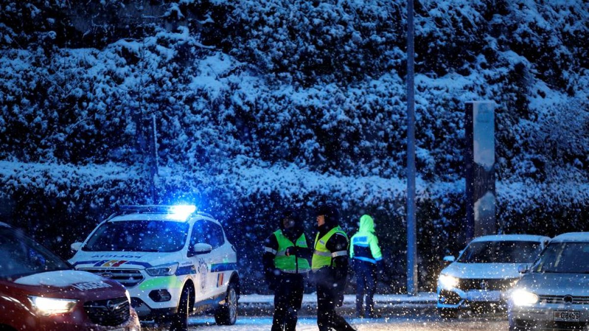 Agents de policia controlant els equipaments dels vehicles dilluns passat