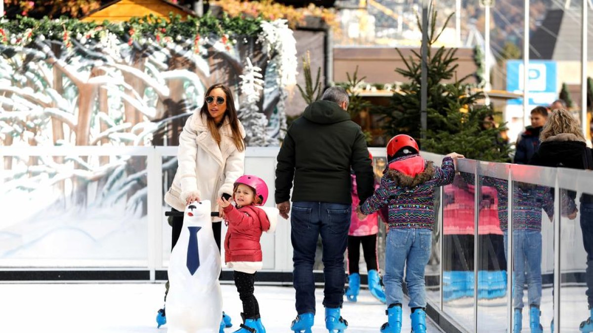 Visitants a la pista de gel del Poblet de Nadal