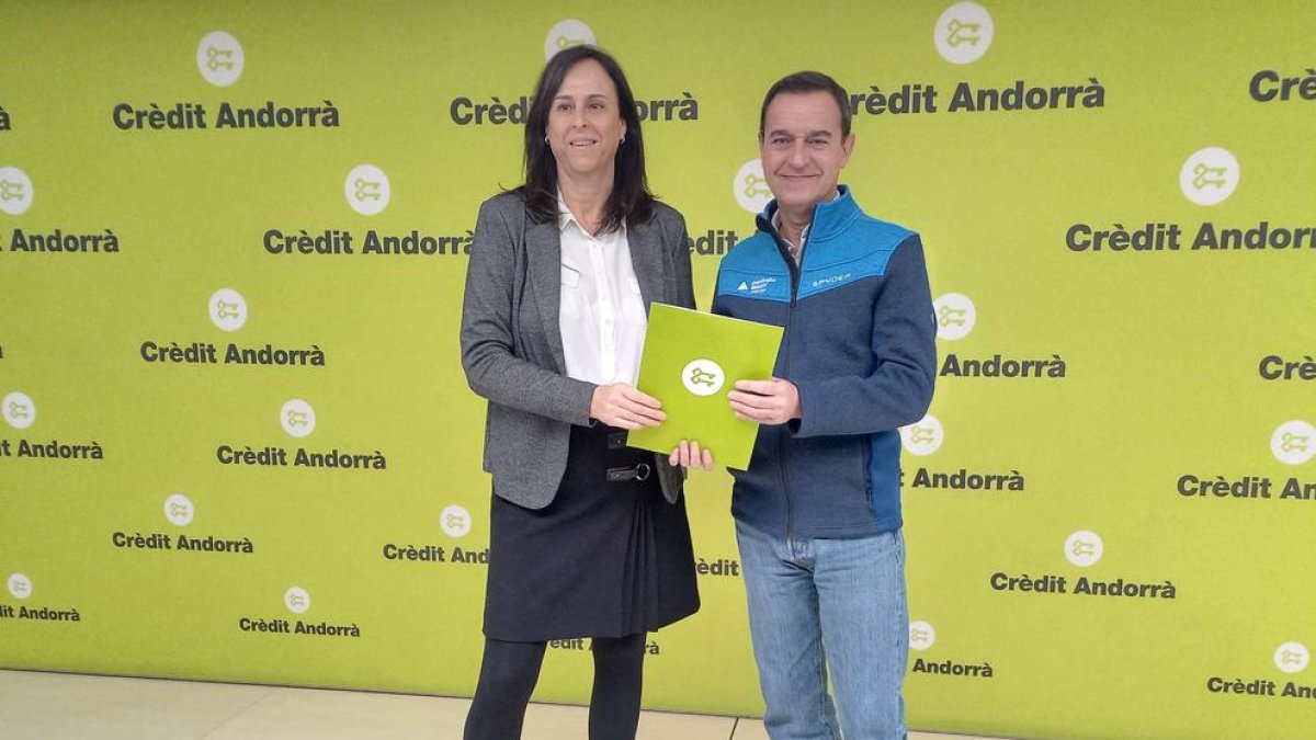 Núria Roca, directora de Comunicació Corporativa, Màrqueting i Nous Canals de Crèdit Andorrà, i Juan Ramon Moreno, director general de Grandvalira Resorts, en la firma del conveni