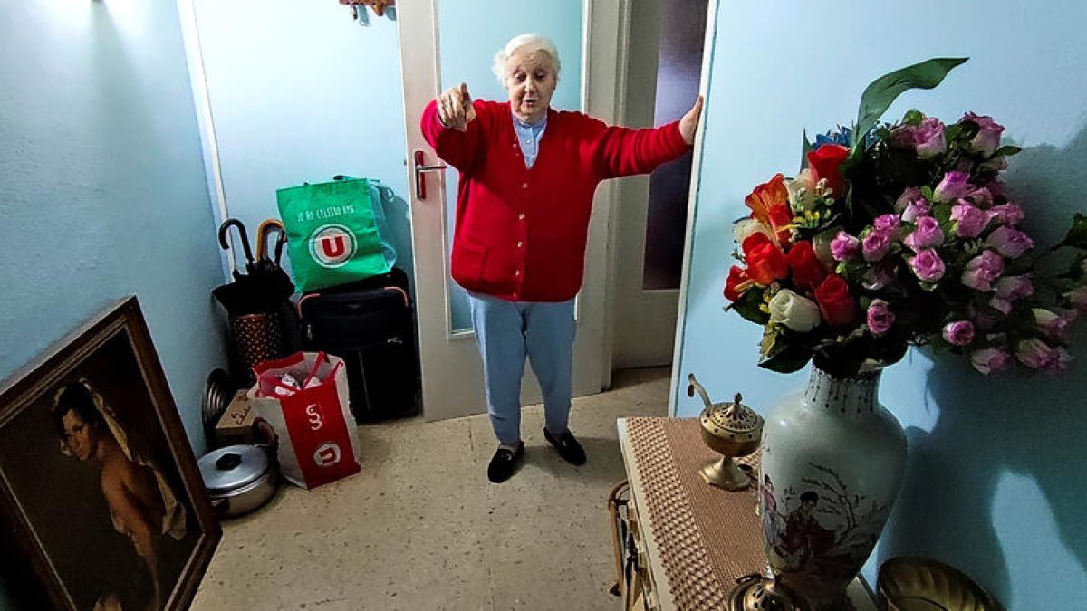 La llogatera, Isabel Ruiz, amb part dels objectes personals empaquetats.