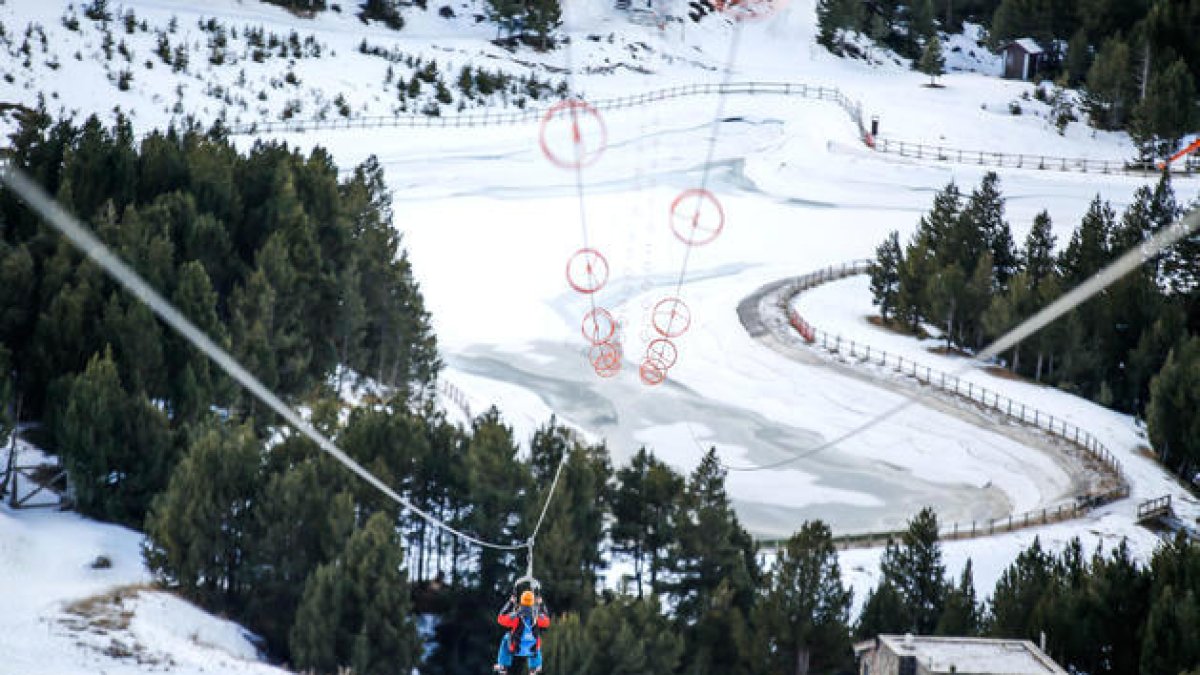 Tirolina de el Mon(t) Màgic.