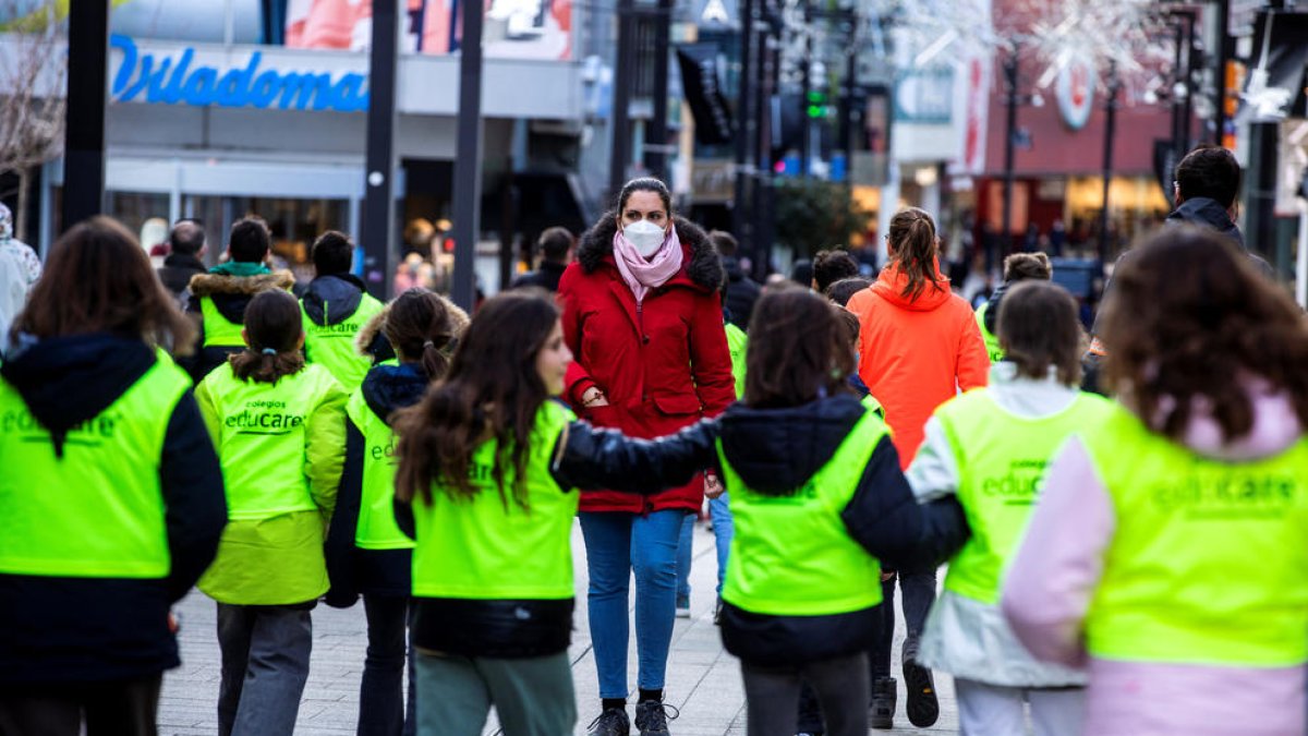 Persones al centre d'Andorra la Vella.