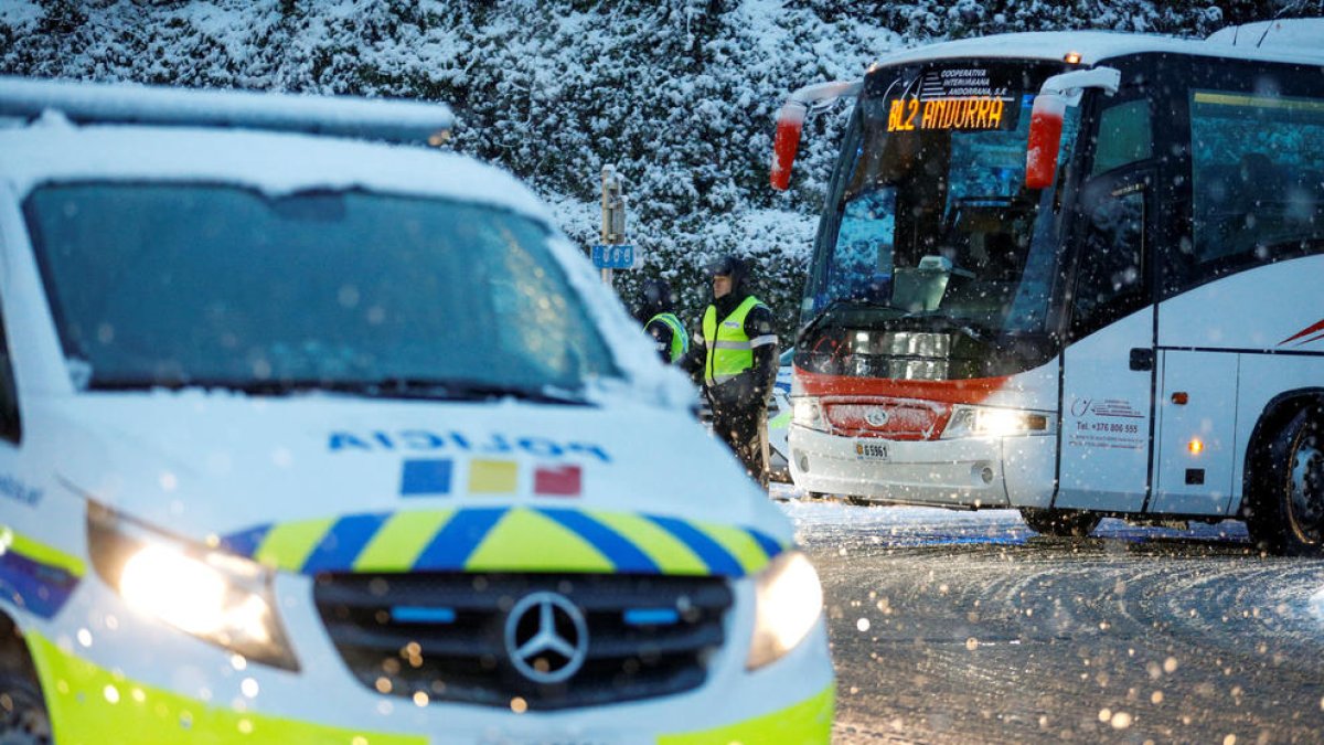 Agents de policia controlant els equipaments.
