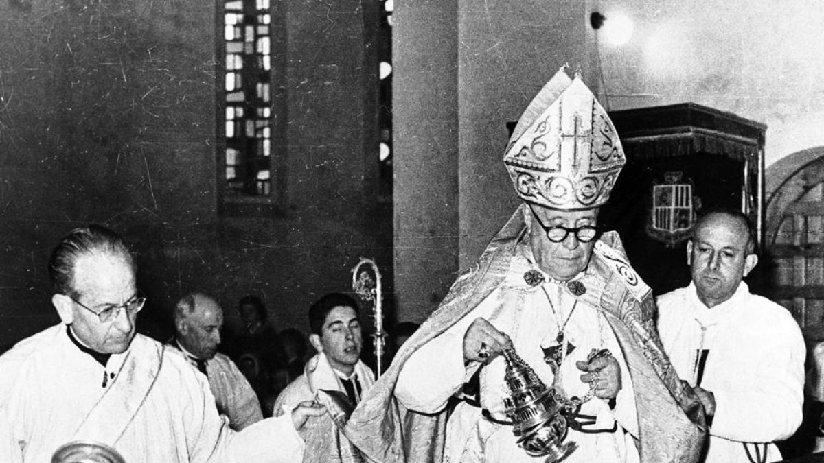 Iglesias Navarri durant la consagració de l'altar major.