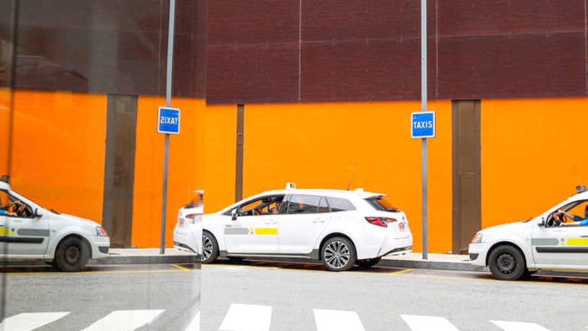 Dos taxis estacionats en una parada d'Andorra la Vella.