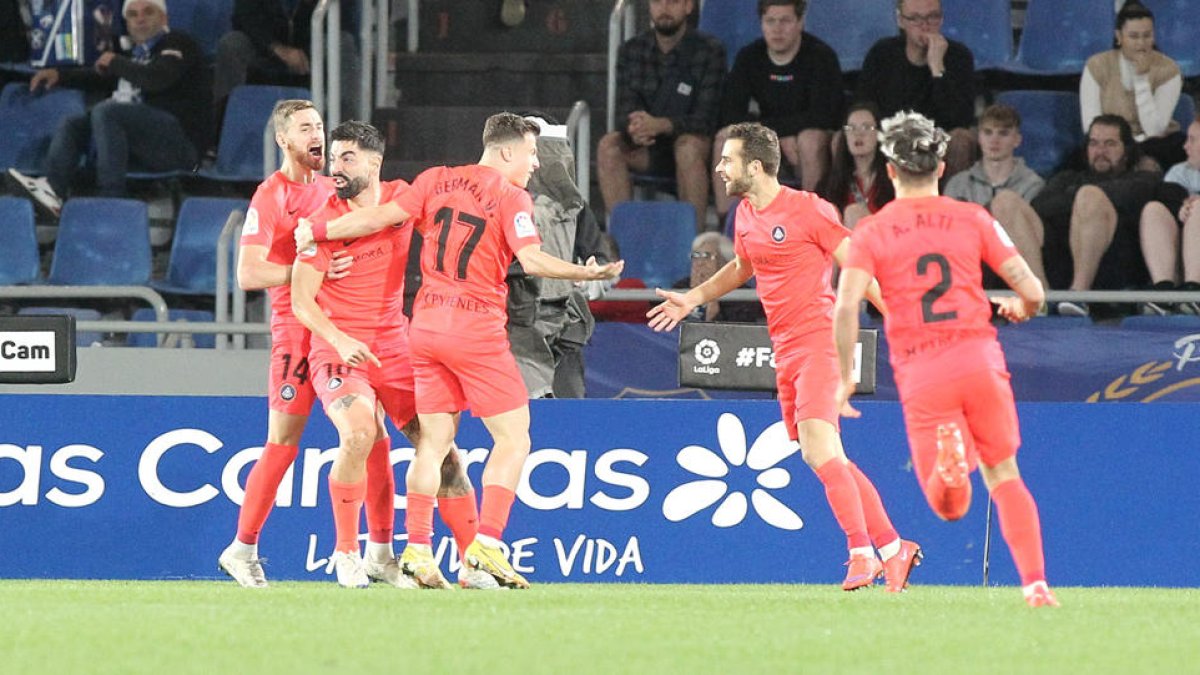Els jugadors de l'FC Andorra celebrant el gol de Carlos Martínez.