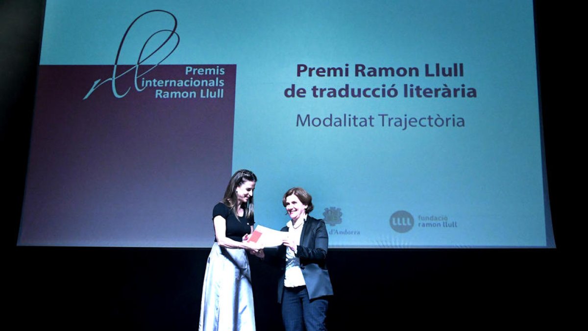 Simona Škrabec, recollint el guardó a l'Auditori Nacional d'Andorra.