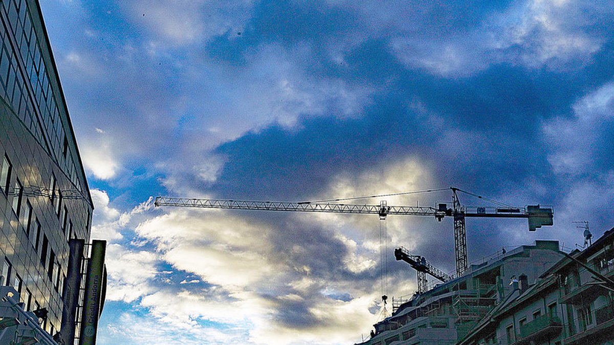 Grues de construcció a Andorra la Vella.
