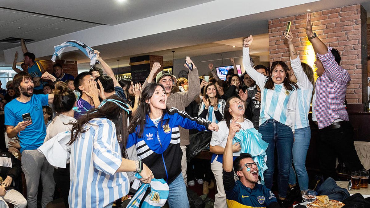 Aficionats argentins celebren un dels gols en un bar de la capital.