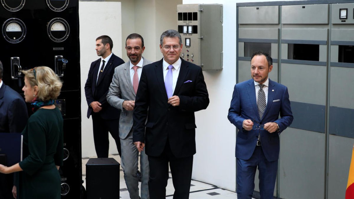 El vicepresident de la Comissió Europea i el cap de Govern a Ràdio Andorra.