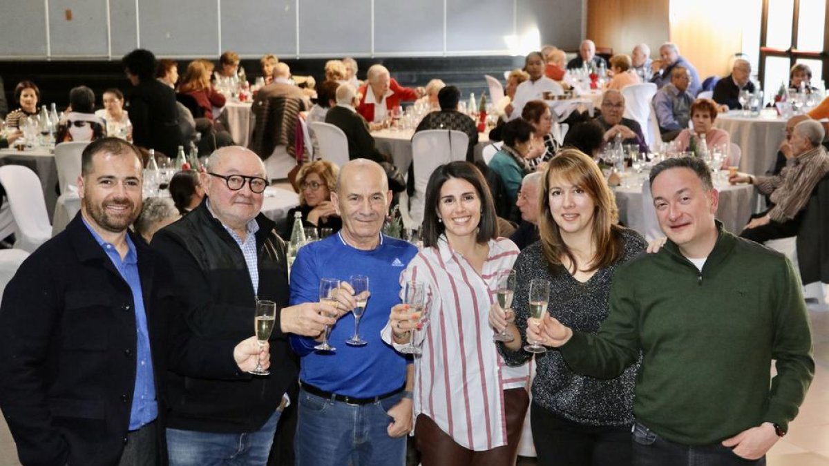 Laura Mas i part de l'equip comunal al dinar de la gent gran d'Encamp