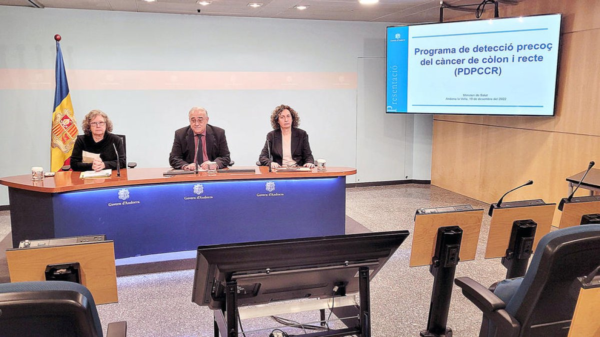 Rosa Vidal, Albert Font i Montserrat Puig a la roda de premsa d'ahir.