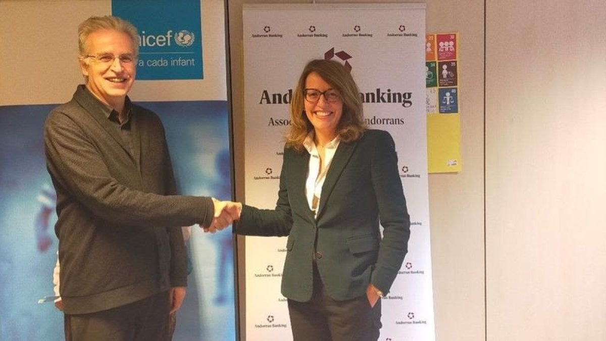 El director general d'Unicef Andorra, Albert Mora, i la directora general d'Andorran Banking, Esther Puigcercós