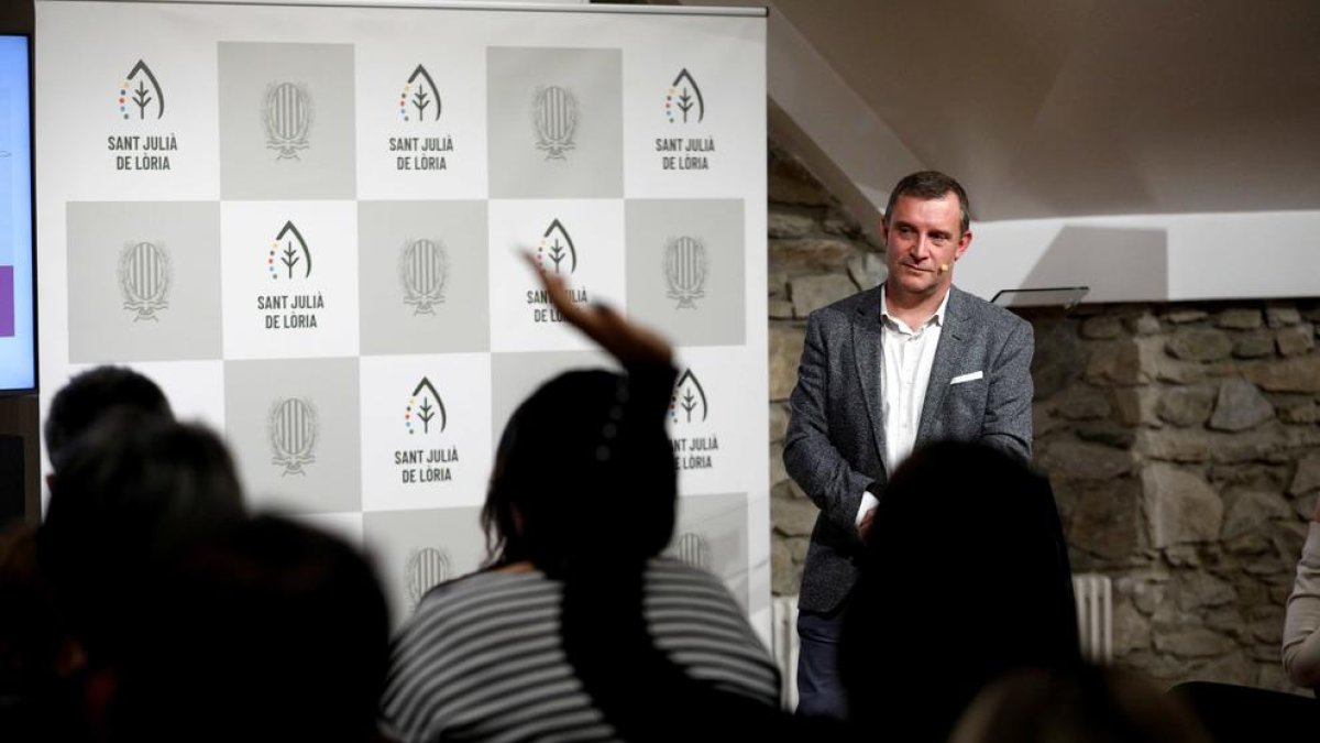 Intervenció del cònsol major, Josep Majoral, durant la reunió de poble d'ahir al vespre a Sant Julià de Lòria.