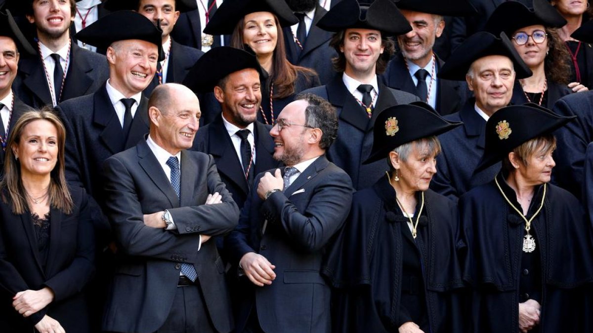 Foto tradicional a les escales de Casa de la Vall després de la sessió de Consell General de Sant Tomàs