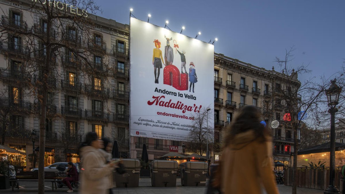 Lona publicitant el Nadal a Andorra la Vella instal·lada a la rambla Catalunya de Barcelona